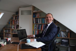 Edgar aan zijn buro
